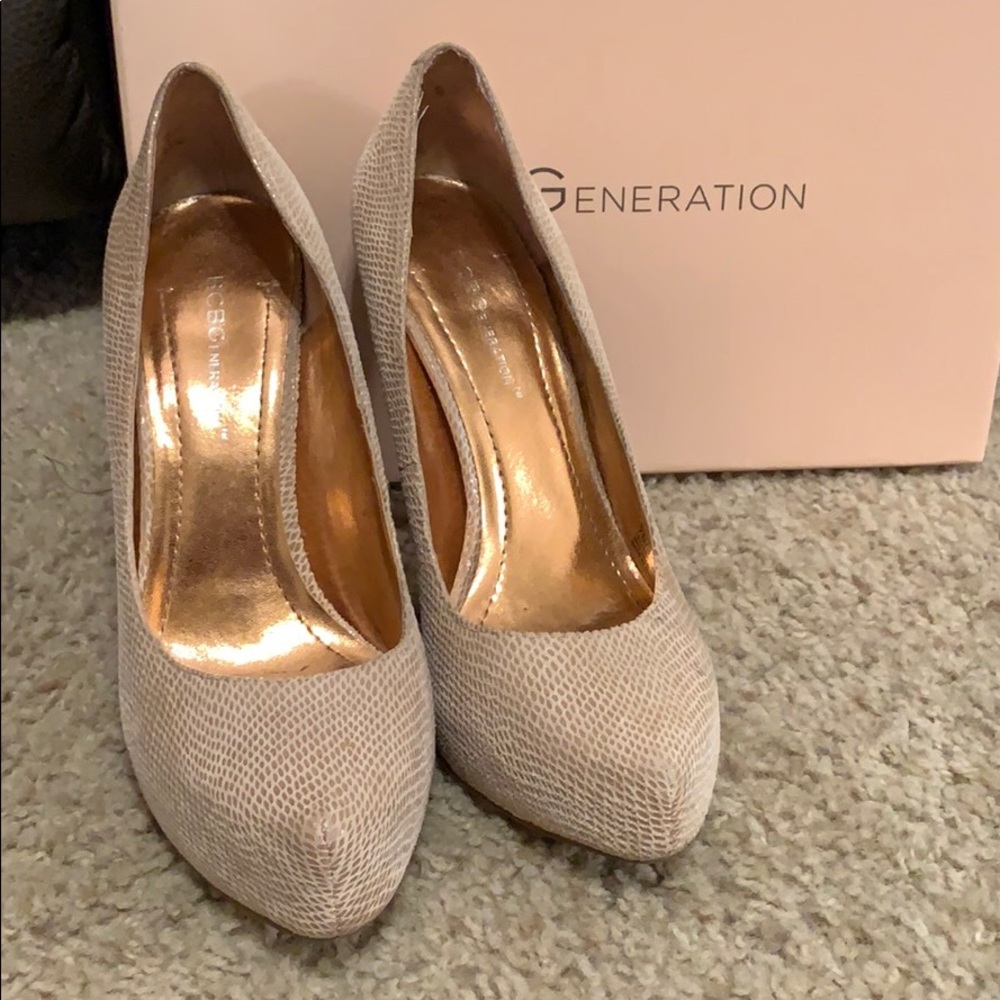 BCBG Heel. US7 previously worn. Minor scuffs.